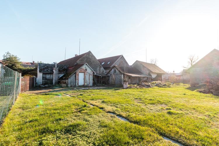 Rodinný dům v původním stavu s velkou půdou a přidruženým stavením-5