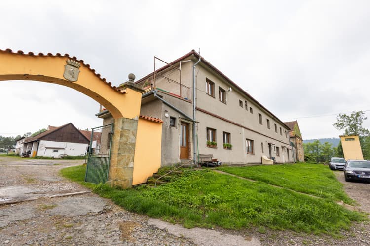 Obrovský statek v malebném Potštejně se šesti byty a přilehlými pozemky-4