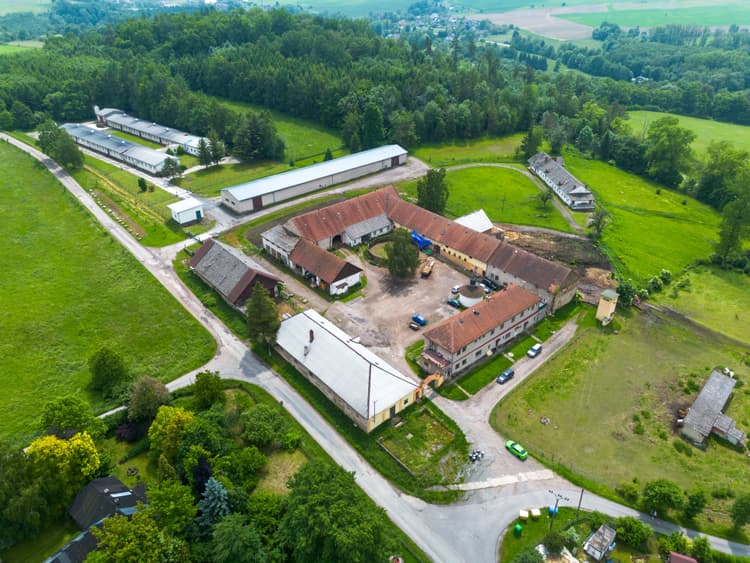 Obrovský statek v malebném Potštejně se šesti byty a přilehlými pozemky-1